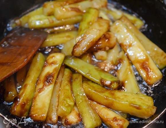 Интенсивно перемешайте, чтобы каждая долька кабачка покрылась глянцевым маринадом. Через 30 секунд снимите с огня.