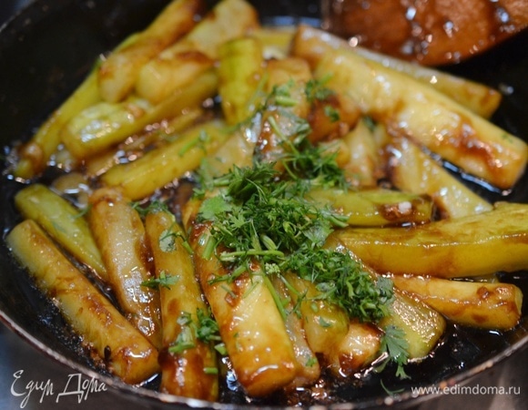 Посыпьте измельченной петрушкой.