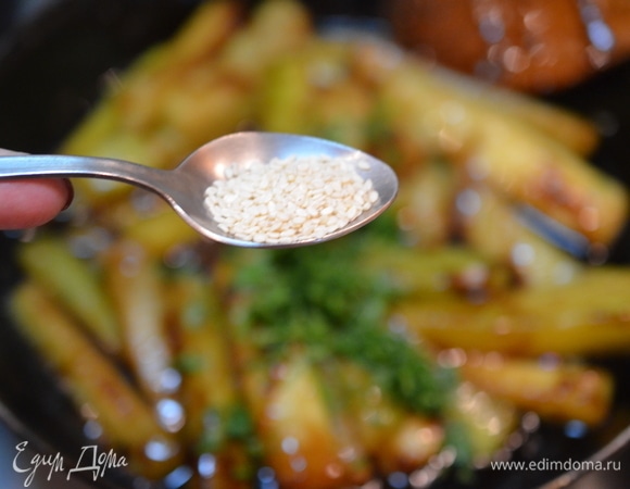 И кунжутом.