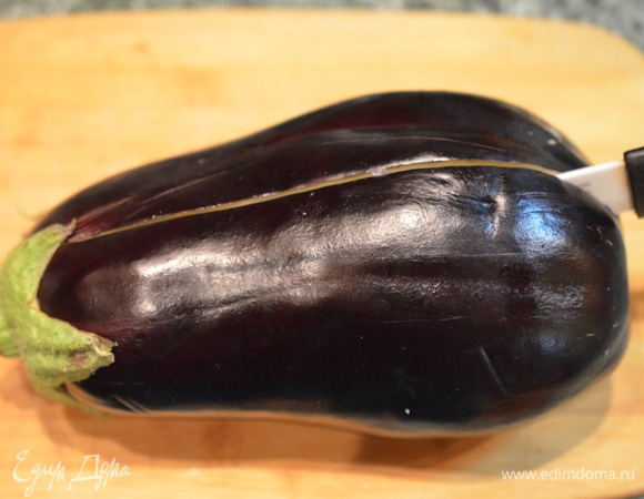 Баклажан помойте, обсушите, надрежьте ножом вдоль, не разрезая до конца. Отправьте в разогретую до 190°C духовку на 30–40 минут. Баклажан должен стать мягким.