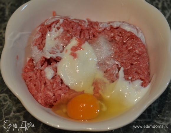 Добавьте яйцо.