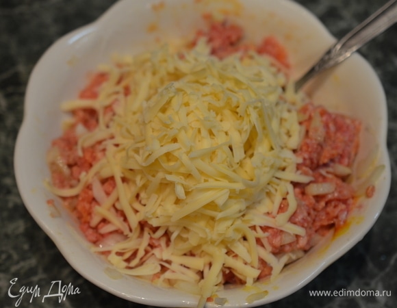 Теперь сыр. Натрите его на терке и добавьте в фарш. Все тщательно перемешайте.