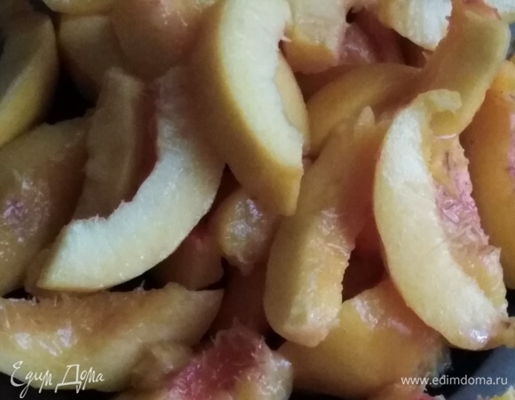 Персики для варенья выбирать спелые, но крепкие. Очистить, для этого опустить их в кипяток на 30 секунд, затем — в холодную воду. Так кожица с плода легко снимется. Разрезать пополам, удалить ложкой косточку. Каждую половинку разрезать на дольки. Опустить их в воду с добавлением лимонной кислоты, чтобы плоды не темнели. На 1 л воды — 1 г лимонной кислоты.