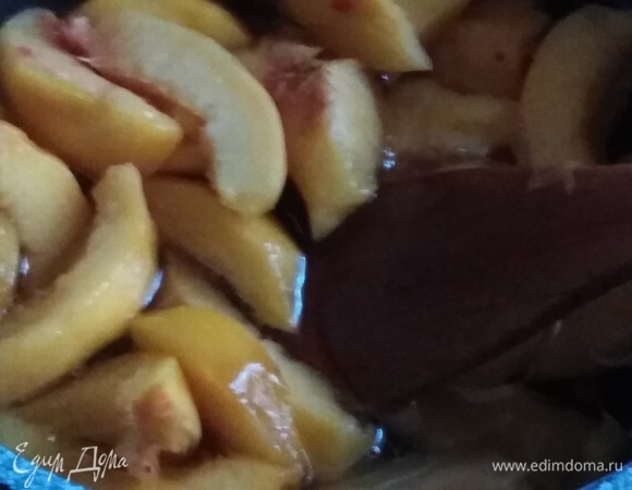 Сахар растворить в воде. Довести до кипения. Выложить в сироп персики.