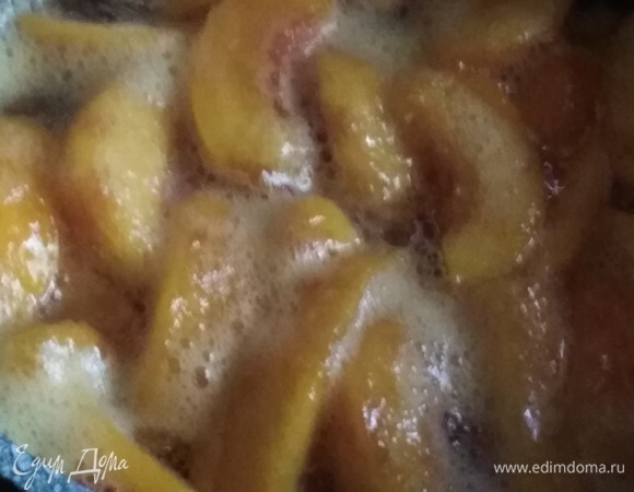 Варить варенье на огне чуть больше среднего в течение 15 минут.