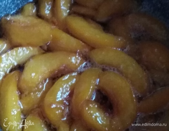 Изредка перемешиваем, удаляем пену. Горячим раскладываем по чистым банкам.