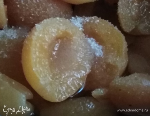 Абрикосы вымыть, разрезать пополам, удалить косточку. Засыпать сахаром и оставить на 8–10 часов.