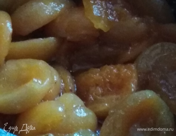 Собрать пену, разложить горячее варенье по чистым банкам.