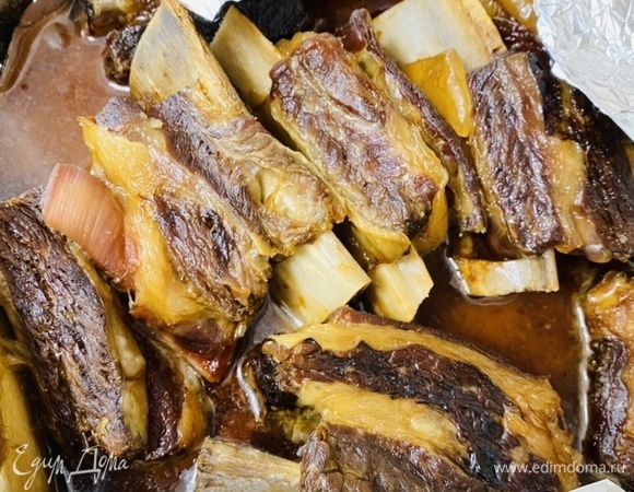 Достать ребрышки из духовки. Мясо должно легко отходить от костей и распадаться на волокна. Ребрышки переложить в другую емкость, а бульон, оставшийся от мяса, сцедить.