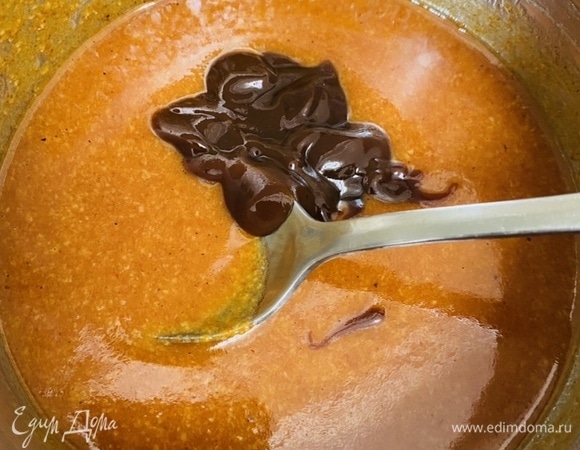 К соусу добавить соус барбекю и перемешать.