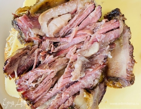 Собираем бургер. Булочку разрезать пополам и обжарить со стороны среза до золотистого цвета. На нижнюю часть горячей булочки выложить сыр, сверху положить мясо, отделенное от кости. Поливаем столовой ложкой соуса.