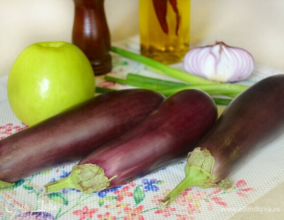 Баклажаны вымойте, обсушите. Сделайте несколько проколов на поверхности овощей с помощью деревянной шпажки. Смажьте маслом, выложите на решетку и запекайте при 200°C около 40 минут, периодически переворачивая. Время приготовления зависит от размера баклажанов.