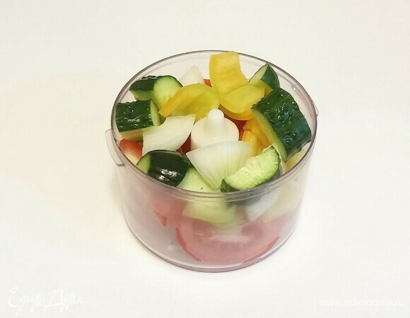 Для начала нужно вымыть и подготовить овощи. Нарезать их крупными кусками, сложить в блендер и измельчить до состояния пюре.