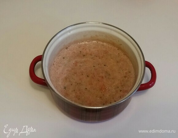 Затем положить заготовку супа-пюре в кастрюлю.