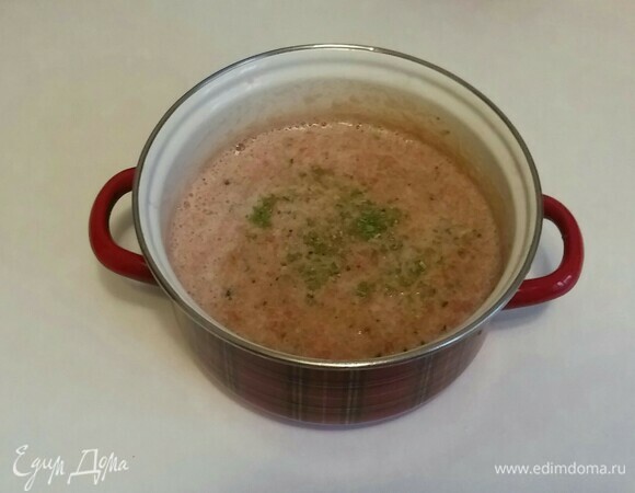 В кастрюлю к супу-пюре нужно добавить соль и измельченный сушеный зеленый лук. Перемешать и поставить на 20 минут в холодильник для охлаждения.