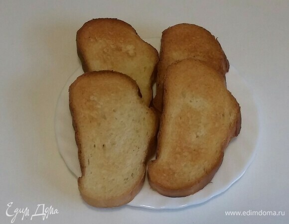 Пока суп-пюре охлаждается, нужно приготовить сырные тосты. Кусочки белого хлеба зажариваем до золотистого цвета любым удобным вам способом (в тостере, в духовке или на сковороде без масла). Затем надо натереть хлеб чесноком.