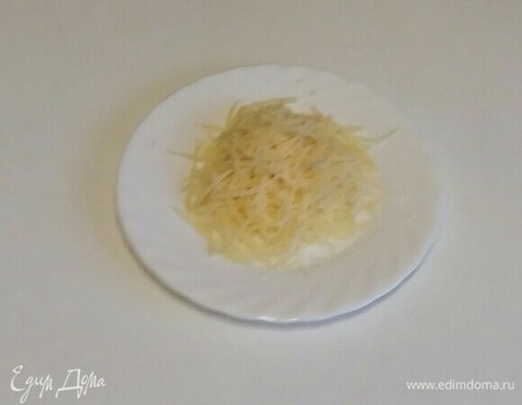 Сыр нужно натереть на средней терке.