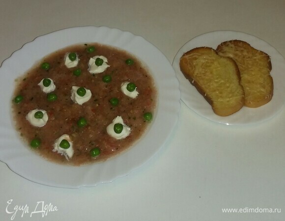 Охлажденный суп-пюре достать из холодильника и разлить по тарелкам. Затем украсить его сметаной и зеленым горошком (предварительно очистив его от стручков). Подавать к столу с сырными тостами. Приятного аппетита!