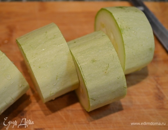 Кабачки не очищайте, иначе кольца не будут держать форму. Нарежьте кабачок на кольца толщиной 4–5 см.
