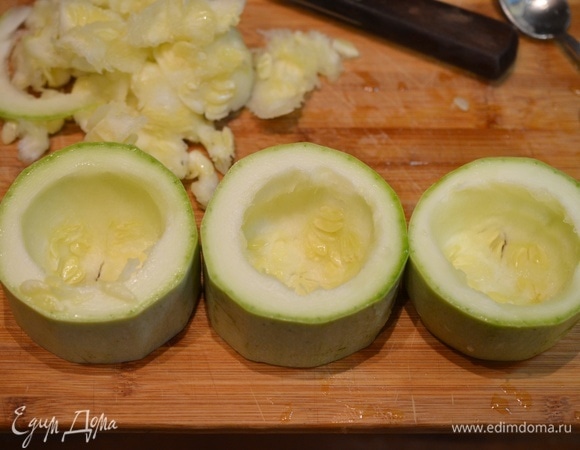 Ложкой удалите середину, но не насквозь, оставьте донышко.