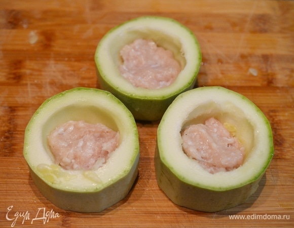 Разложите фарш. Он может быть любой, у меня куриный. А также это может быть не только фарш, но и нарезанные грибы или кусочки курицы, натертый сыр, помидоры и т. д.