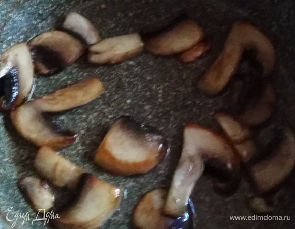 Шампиньоны промыть, нарезать слайсами, обжарить на растительном масле, слегка посолив.