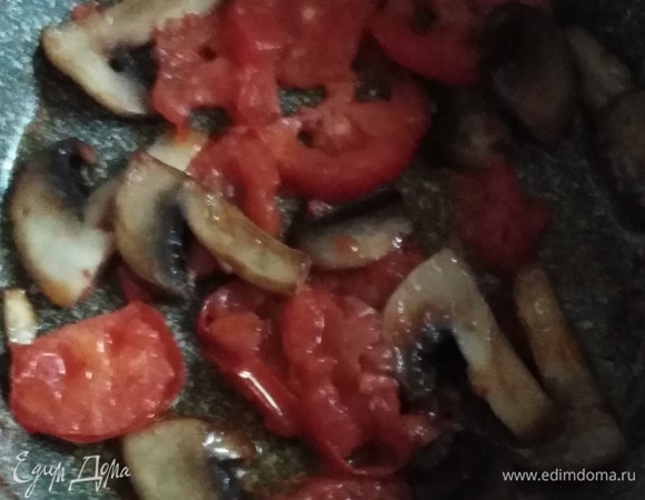 Добавить помидоры, обжарить.