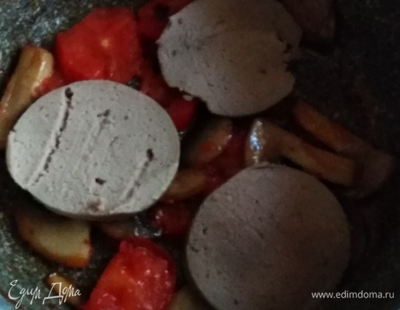 Сверху выложить ливерную колбасу (20 г), прогреть в течение нескольких секунд.