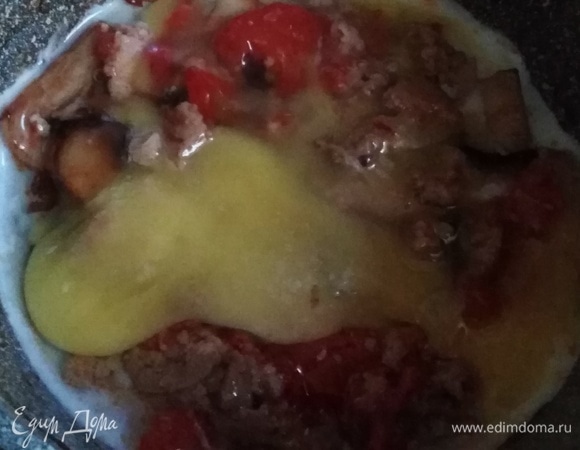 Вбить яйцо, посолить, посыпать зеленым луком. Довести до готовности. Подавать со свежим огурчиком.