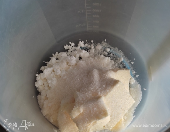 Творог, сахар и масло помещаем в чашу и взбиваем в пышную массу. Добавляем яйцо и еще раз взбиваем.