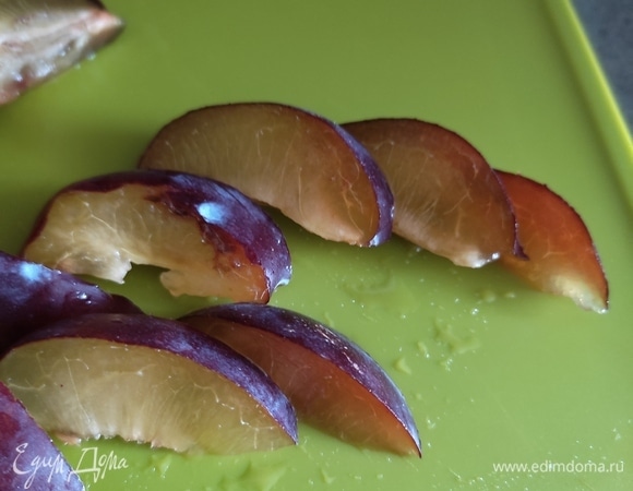 У слив удаляем косточки, нарезаем плоды на дольки.