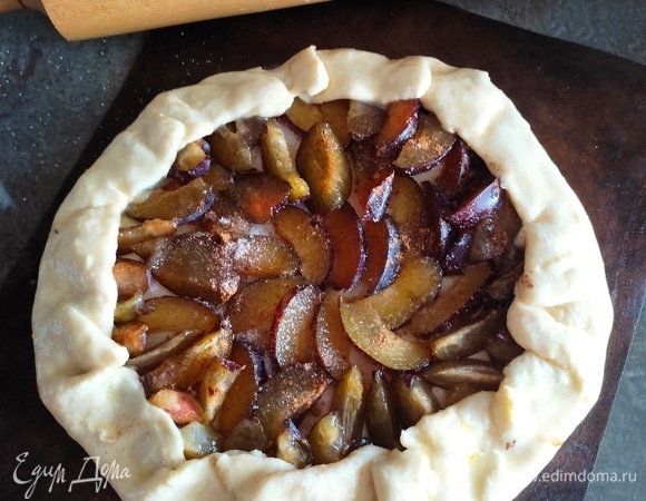 Произвольно укладываем дольки слив, отступая от края на 4–5 см. Защипываем края по кругу наверх. Сверху немного посыпаем сахаром, смазываем галету желтком и ставим в духовку при температуре 180°C на 20–30 минут. Смотрите по своей духовке, они у всех разные!