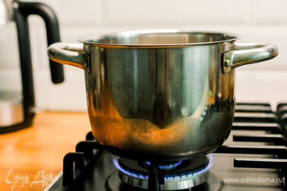 Нут залить большим количеством воды, добавить соду и варить на небольшом огне 1–1,5 часа. Затем откинуть на дуршлаг и промыть холодной водой.