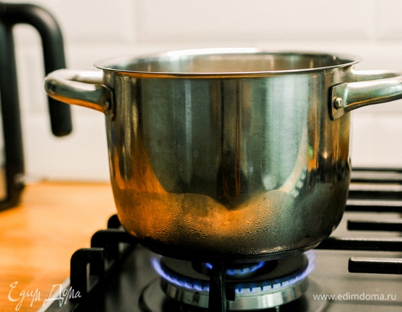 Нут залить большим количеством воды, добавить соду и варить на небольшом огне 1–1,5 часа. Затем откинуть на дуршлаг и промыть холодной водой.