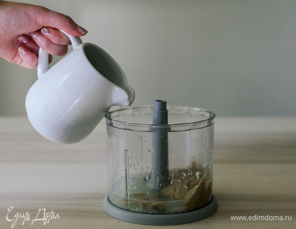 Тахини соединить с чесноком и лимонным соком, перемолоть, постепенно подливая 2–4 ст. л. ледяной воды.