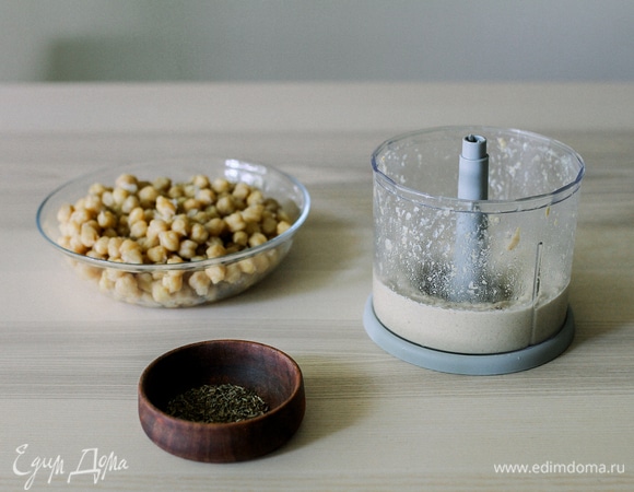 Добавить молотую зиру и нут в измельчитель. Взбить, пока смесь не станет гладкой, подливать ледяную воду, чтобы получить однородную текстуру. Можно добавить еще соли или лимонного сока по вкусу.