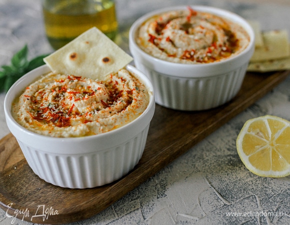 Переложить в глубокую чашку, сверху налить немного оливкового масла и посыпать рубленой петрушкой, паприкой, кунжутом или вялеными томатами. Приятного аппетита!