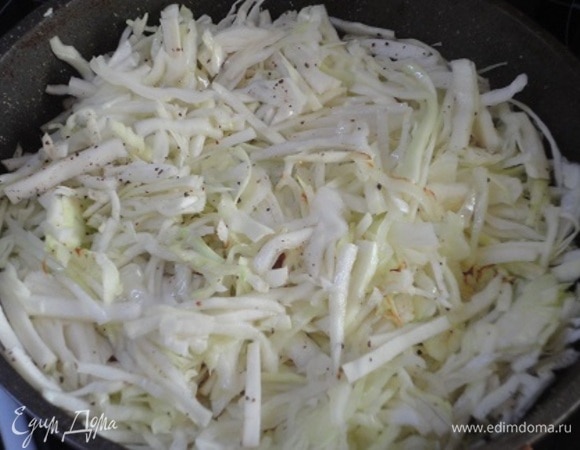 Для начинки в сковороде разогреть масло, добавить нашинкованную капусту, кориандр и 1 ч. л. молотых сушеных лесных грибов (по желанию). Тушить, помешивая, пока капуста не станет мягкой. Оставить до полного остывания.