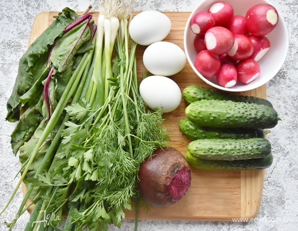 Приготовить продукты. Яйца отварить вкрутую. Для подачи можно использовать дополнительно отваренные перепелиные яички или же половинки куриного яйца. Свеклу отделить от ботвы, помыть, завернуть в фольгу и запечь в духовке до готовности (40 минут). Остудить.