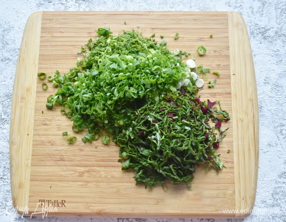 Зелень (укроп, петрушку, зеленый лук, свекольную ботву) помыть, просушить и измельчить.