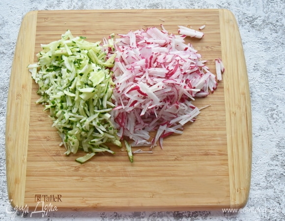 Редис и огурцы нарезать тонкой соломкой. При желании их можно натереть на терке, но нарезанные овощи более сочные и хрустящие.