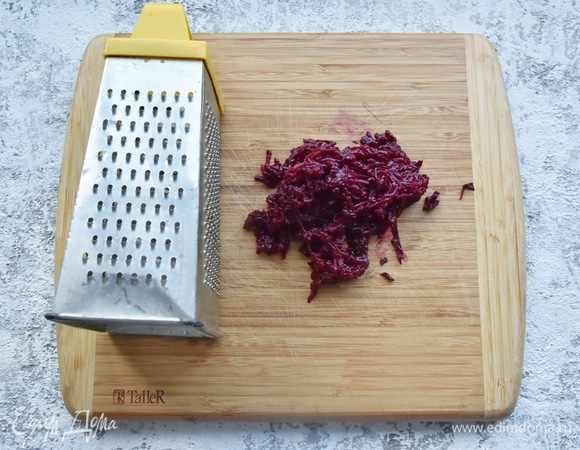 Остывшую свеклу очистить от кожуры и натереть на мелкой терке. Соединить с остальными ингредиентами и перемешать.