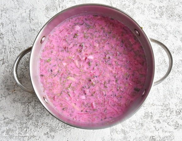 Шалтибарщай залить кефиром, регулируя густоту борща. При необходимости досолить и дать несколько минут настояться.