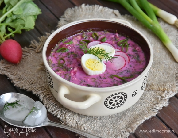 Подавать холодный литовский борщ, оформив половинками яиц и веточкой укропа. Вместо хлеба к супу можно подать отварной картофель.