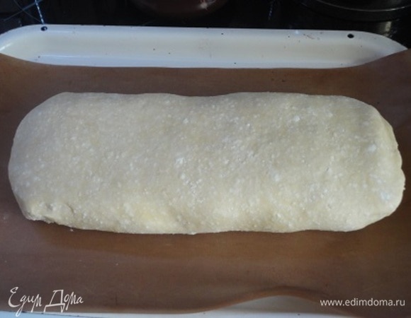 Аккуратно завернуть начинку в тесто, осторожно защипывая швы. И выложить на противень рулет швом вниз.