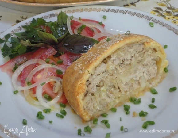 Выпекать 45–50 минут, пока мясная начинка не пропечется, а корочка не станет румяной. Готовый рулет оставить на 10 минут на противне, чтобы он слегка остыл, и подавать к столу со свежими овощами.