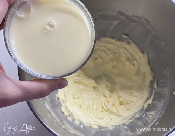 Суфле. Взбить сливочное масло добела. Добавить постепенно сгущенку. Взбить до однородности.