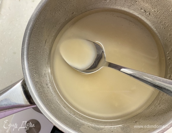 Агар-агар поместить в сотейник, добавить воды. Нагревать, помешивая, довести до кипения. Добавить сахар и на сильном огне снова довести до кипения.
