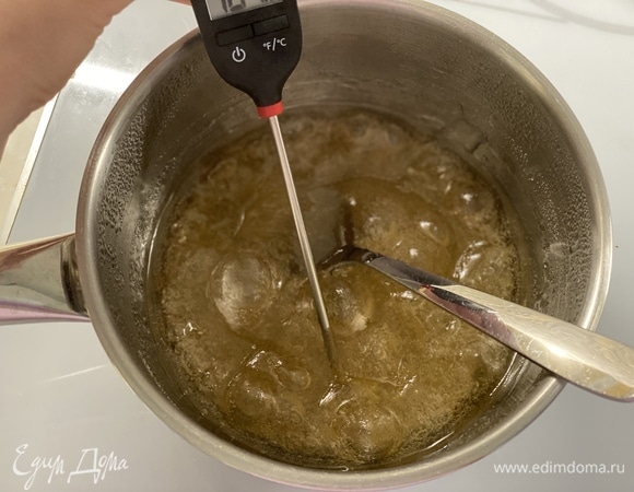 Масса начнет сильно пениться. Если вынуть лопатку из сиропа, с нее должна стекать ровная нить сиропа. Это признак того, что достигнута верная температура. Снять с огня и остудить.