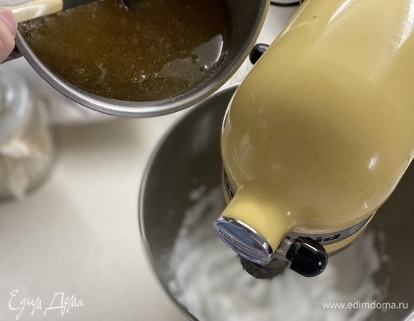 Белки взбить миксером до пышной массы. Тонкой струйкой, не останавливая миксер, влить сироп. Взбить на максимальной скорости.